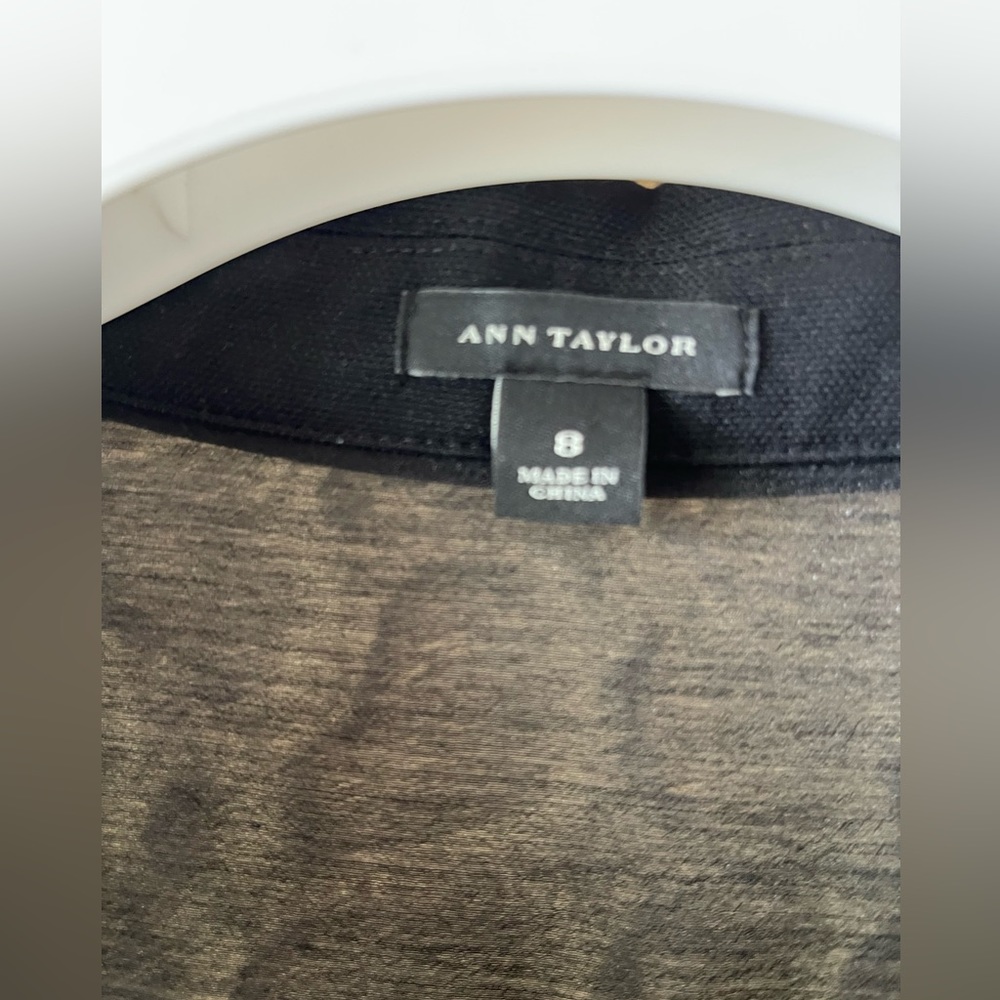 ANN TAYLOR a button down top. Point collar black dress. Size (8). - Picture 4 of 15